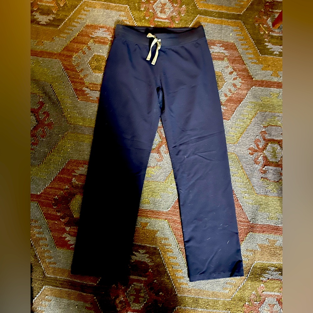 Figs Livingston scrub pants in Navy S